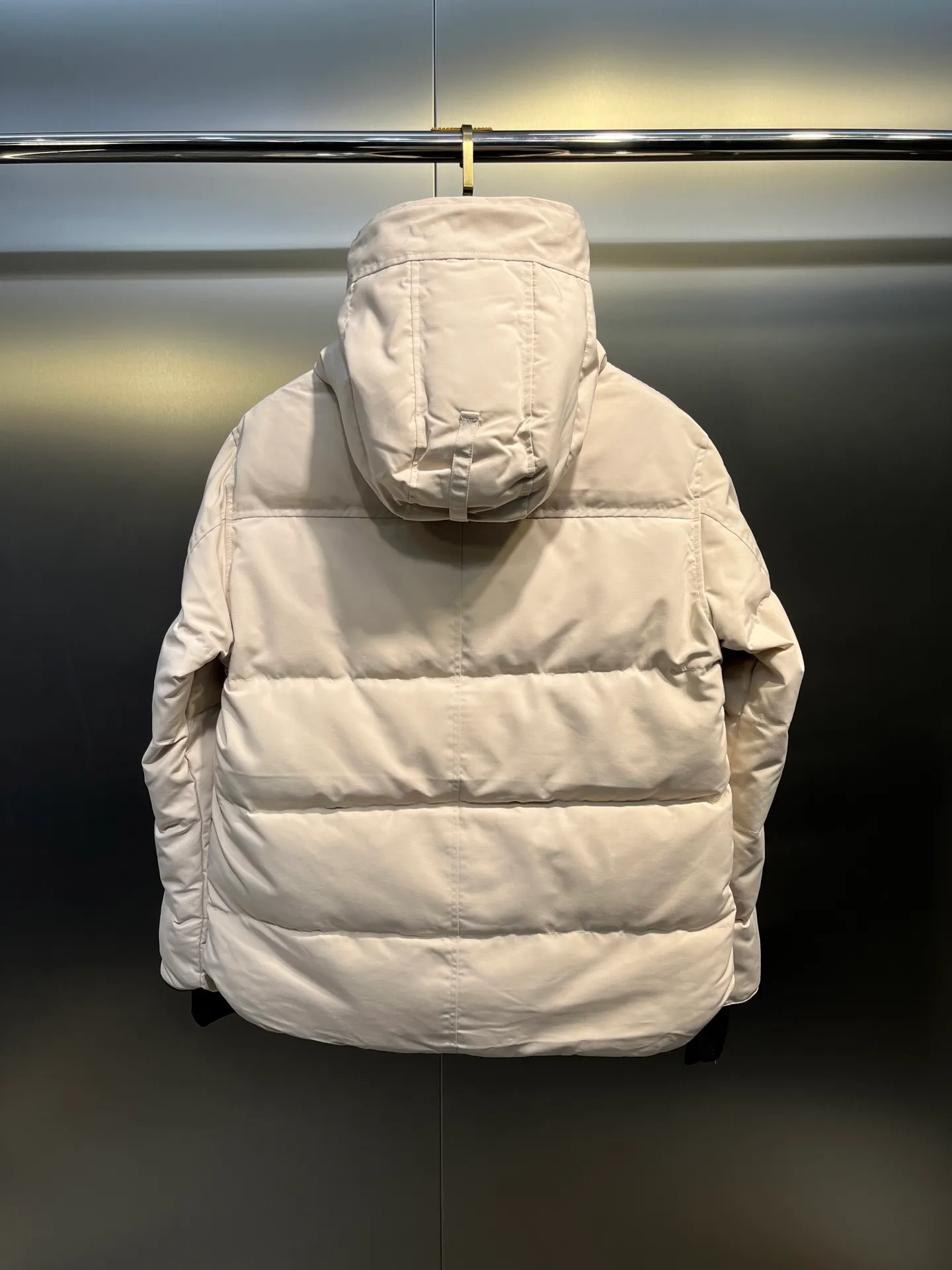 P700 Goose 🌟17 styles of chest patch, same style for men and women, cold-resistant down jackets! The fur collar is detachable. The natural Siberian coyote fur collar has a delicate yet strong feel, which comes from the sense of life that comes from the erosion of wind and frost in nature. The market usually uses raccoon fur or fake fur instead, which is not even the slightest bit better! The collar part has cold-proof flannel, which is close to the head and neck, comfortable and warm! The fabric is made of high-density nano-level waterproof fabric, which is windproof and wear-resistant and has a certain thickness! The zipper is the official YKK brand! The waist has an elastic waistline design that can be adjusted according to yourself! There is also an anti-wind Velcro inside! Seamless threaded cuffs to avoid stiffening! In order to prevent cold wind from pouring in, a double closure design is adopted. On the premise of the traditional zipper fly, six Velcro fasteners are used for secondary closure, which brings better warmth retention effect. It retains the classic hooded design and uses super large luxurious wolf fur to protect against wind and cold. No matter how low the temperature is this winter, one piece is enough. I’ll give you the wind and temperature. Size: s-xxl